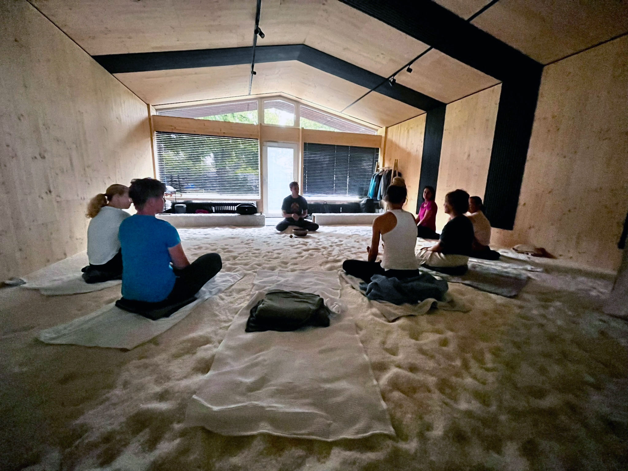 Sitzkreis vor Yogalehrer